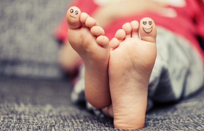 Caritas sonrientes en los dedos de los pies Recompensas fáciles para niños