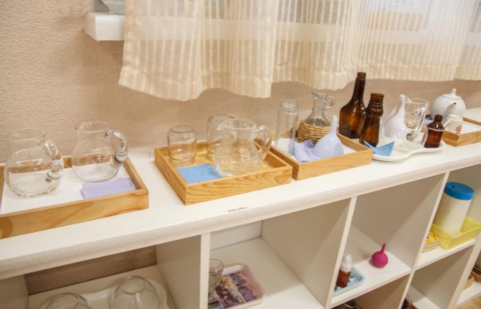 Bandejas con elementos para los trasvases Montessori trasvases montessori