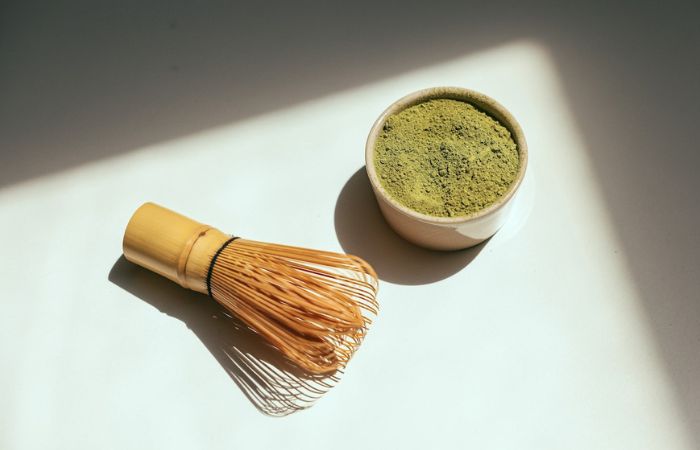 cuenco con té matcha y batidor de bambú accesorios para preparar té
