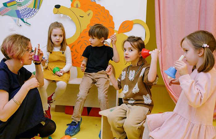 juegos musicales en las clases de francés para niños pequeños Cursos de la Alianza Francesa para niños de 2 a 4 años