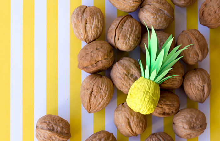 Crea unas piñas con nueces y cartulina piñas hechas con cáscaras de nuez