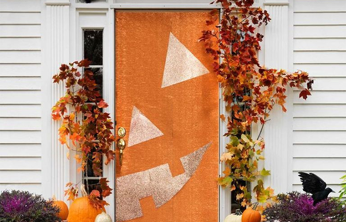 puertas de Halloween decoradas, forrada de naranja como una calabaza puerta de calabaza