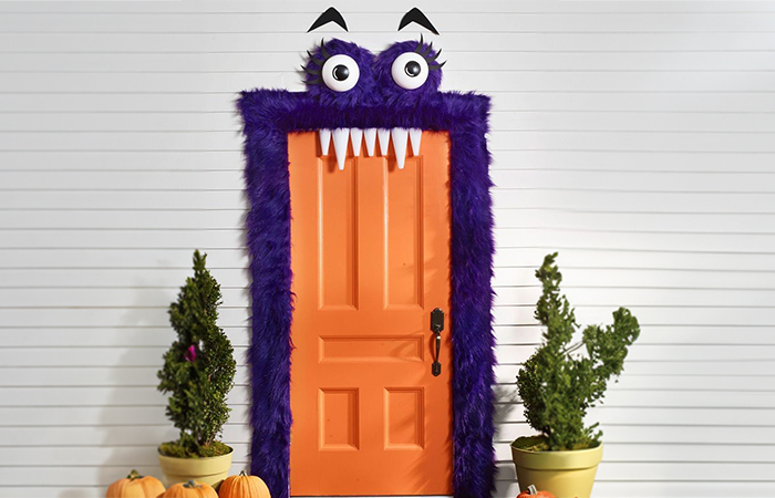 puerta decorada como una boca de monstruo puertas de Halloween decoradas de monstruos