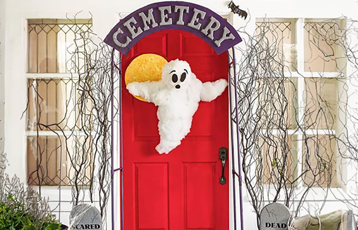 puertas de Halloween decoradas: con fantasma y luna puertas de Halloween decoradas