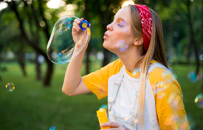 Juegos de relajación soplando pompas de jabón soplar burbujas