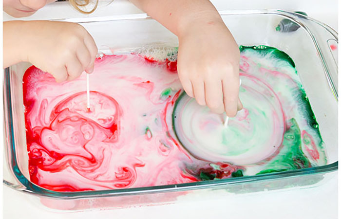 Experimentos navideños hechos con leche y lavavajillas Experimentos navideños hechos con leche