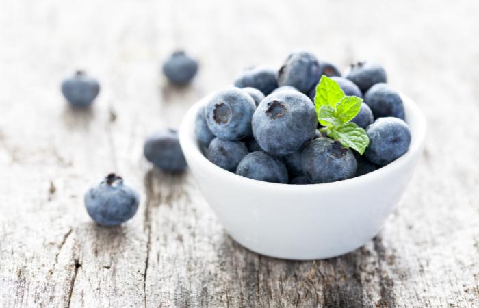 Deliciosos y nutritivos, los arándanos ayudan con infecciones del tracto urinario alimentos que ayudan al sistema inmunitario: arándanos