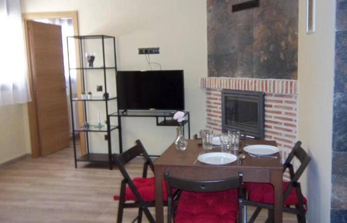 Disfruta de la chimenea de la casa en los días fríos casas rurales cerca de madrid aldea del fresno