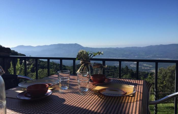 Comer con vistas a las montañas merece la pena casa rural cerca de barcelona masia