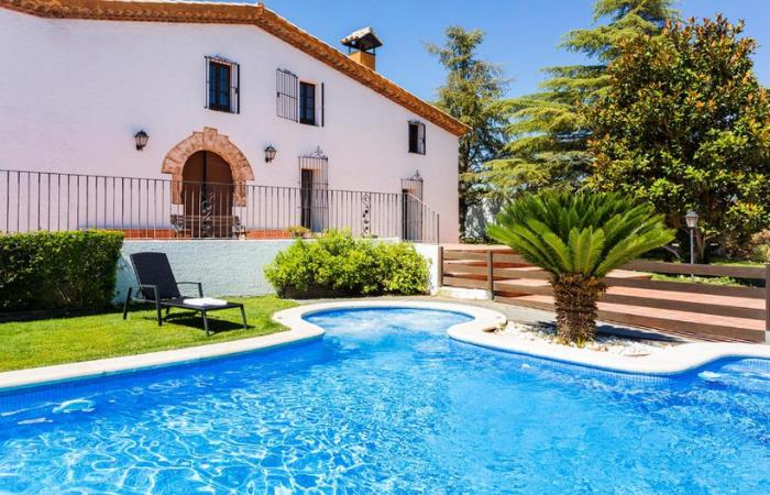 Si los días son bonitos, ¿por qué no disfrutar del sol en el jardín? casas rurales cerca de Barcelona: Masia Can Canyes & Spa