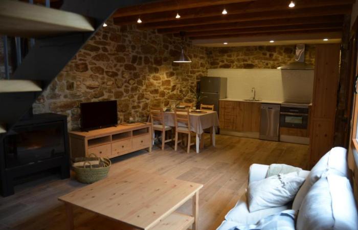 Casa reformada con paredes de piedra llenas de encanto casas rurales cerca de barcelona cal puo