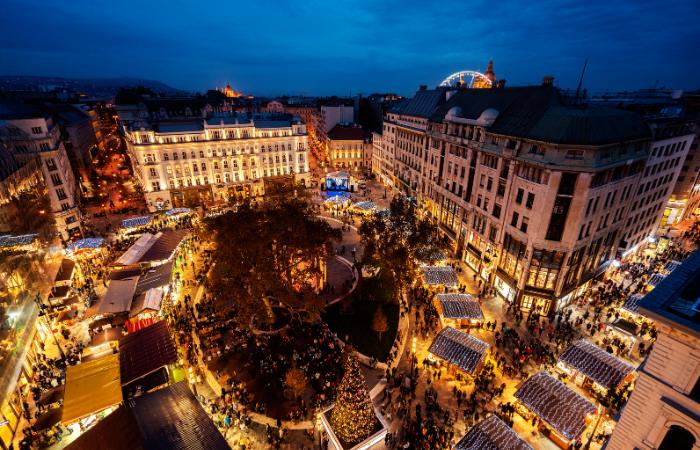 Los impactantes edificios de Budapest son el paisaje ideal para estas fiestas Hungria: Budapest en Navidad