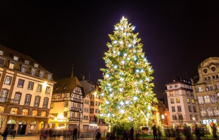 Las más de 300 casetas de madera tienen un encanto único en diciembre Navidad en francia estrasburgo