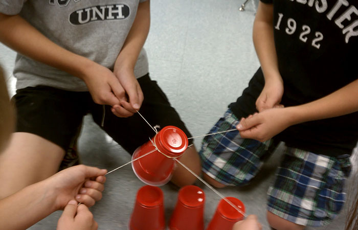 Cómo preparar un juego con bandas elásticas y unos vasos de cartón juego con bandas elásticas