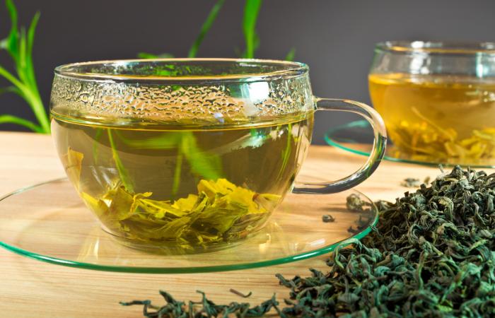 Prepárate una taza diaria de té verde y aprovecha todos sus beneficios alimentos que ayudan al sistema inmunitario: té verde