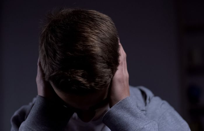 Causas y síntomas del trastorno de identidad disociativo El trastorno de identidad disociativo tiene su origen en graves traumas