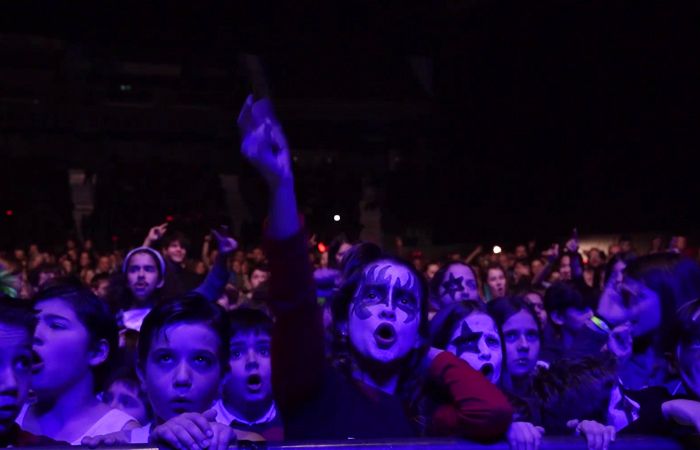 niños con caras pintadas en concierto Rock en Familia Rock en Familia
