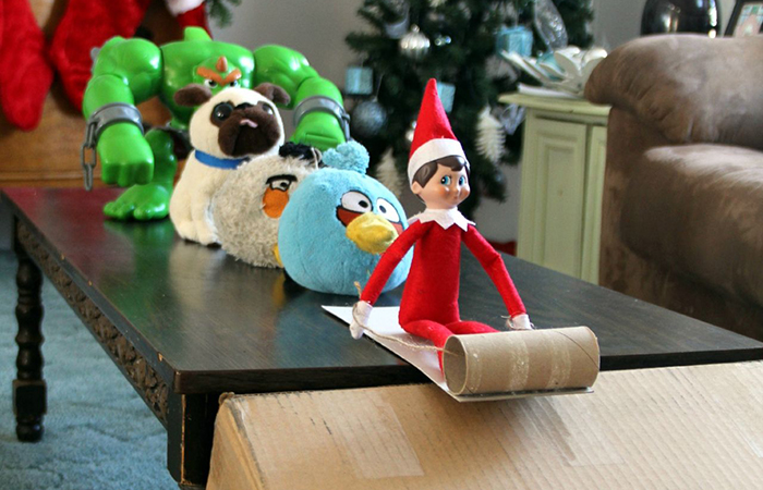 Cómo poner en trineo a Elf on the Shelf Elf on the Shelf en trineo