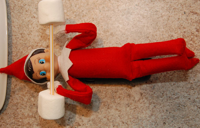 Cómo poner a Elf on the Shelf con pesas Elf on the Shelf haciendo pesas