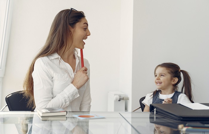 Enseñar normas sociales desde las primeras etapas Saber interactuar con otras personas