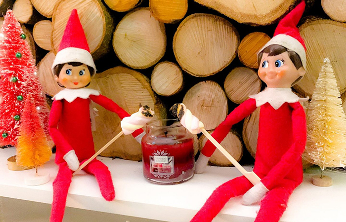 Elf on the Shelf comiendo malvaviscos Travesuras de Elf on the Shelf