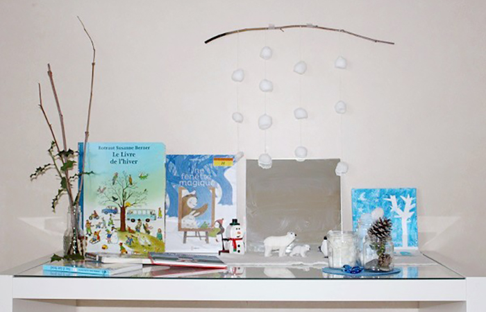 Cómo montar una mesa de estación invierno con libros y copos de nieve de algodón mesa de estación invierno con libros