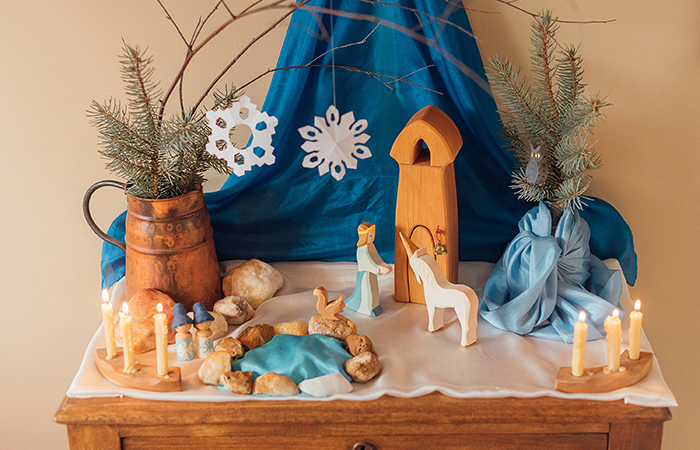 escena campestre en blanco y azul con elementos de madera, ramas piedras y figuras escena en blanco y azul