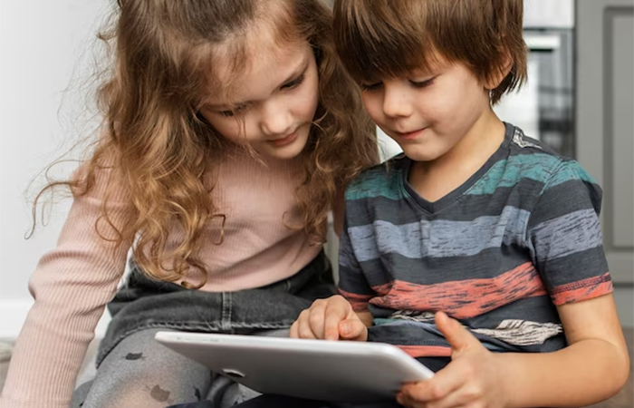 Busca frases de mujeres célebres niños con tablet