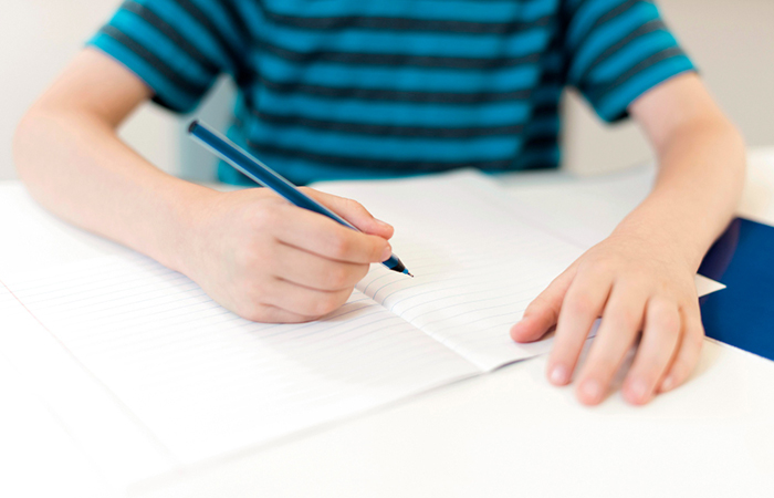 Escribir cartas a mujeres inspiradoras niños escribiendo