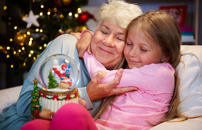 niña agradecida abrazando a su abuela en Navidad Aprender a mostrar gratitud