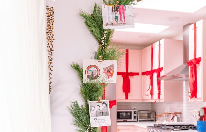 Cómo decorar con tarjetas de navidad el marco de las puertas Idea para decorar con tarjetas de navidad