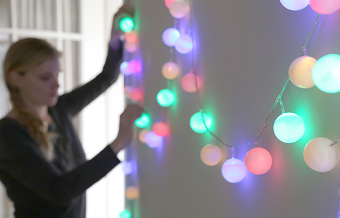 Cómo hacer una guirnalda de luces con pelotas de ping-pong Luces de ping-pong