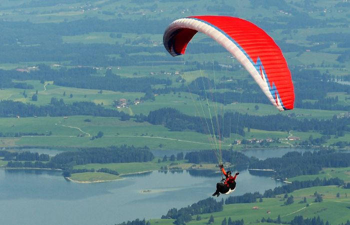 Vuelo en parapente, para los aficionados a la aventura Aventura en el aire, parapente