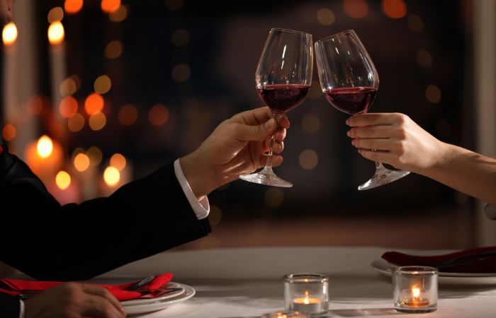 cena de pareja, brindando con copas de vino Experiencias y viajes sorpresa: propuesta gastronómica