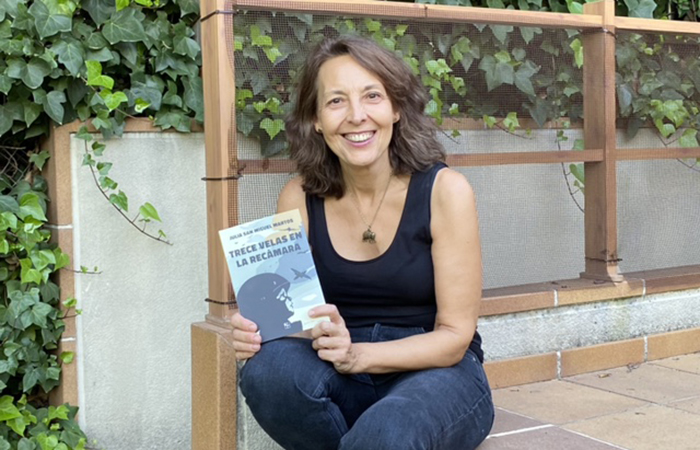 La autora, con la novela Trece velas en la recámara' en sus manos Literatura para despertar conciencias Julia San Miguel Martos