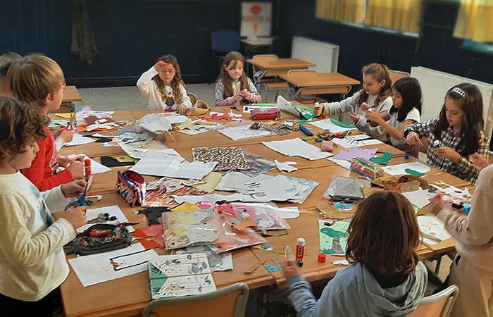 Niños y niñas en un taller de collage Niños en el taller de collage de Loreta Piruleta