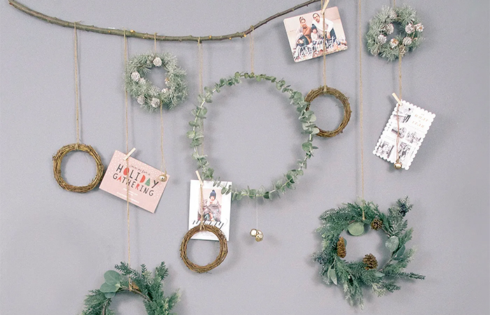Cómo poner tarjetas en una decoración con coronas tarjetas de felicitación de las fiestas en coronas
