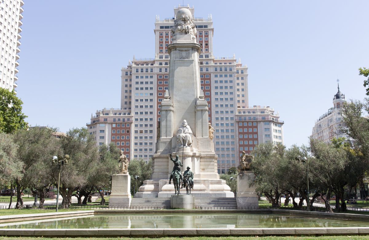 Plaza de España desde el parque y la fuente Plaza de España
