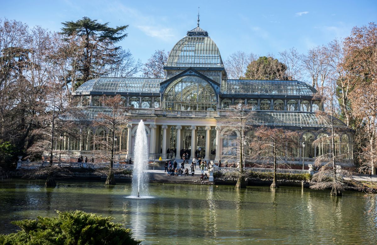 palacio de cristal en el retiro al atardecer Palacio de Cristal en el parque del Retiro