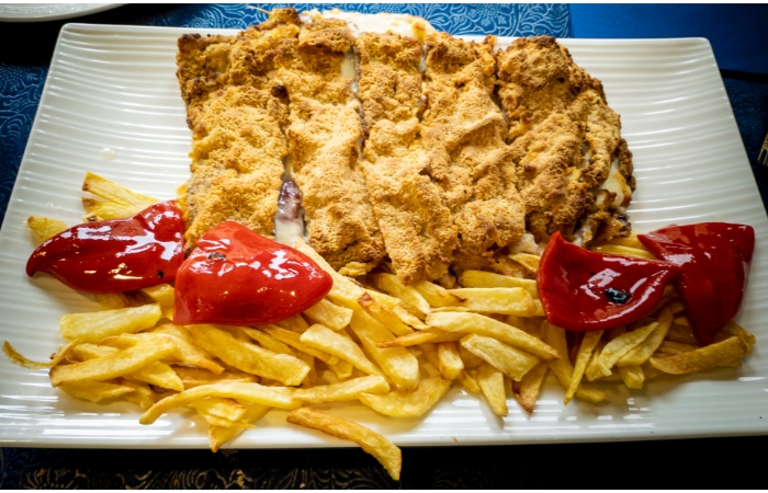 Receta del cachopo asturiano con patatas fritas y pimientos del Piquillo Cachopo asturiano