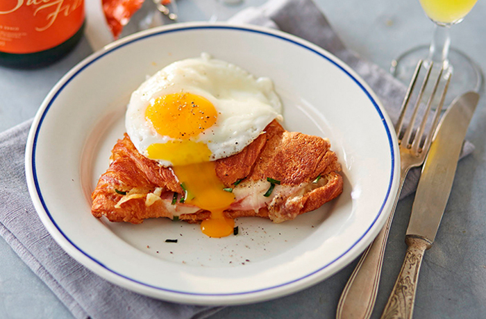 Croque Madame en el tradicional bollo francés de hojaldre Croque Madame