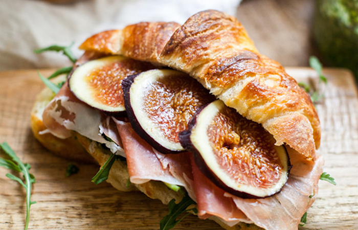 Bollo de hojaldre relleno de queso, jamón curado e higos Con jamón e higos