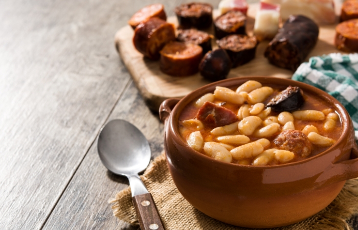 Cuenco de barro con fabada asturiana Fabada