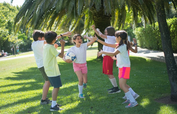 Los juegos pueden mejorar la relación entre los niños Actividades conjuntas para acercar posturas