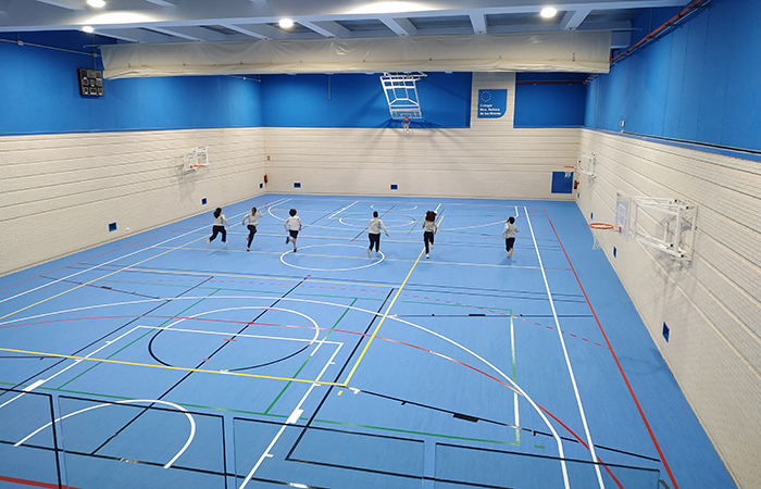 un gran pabellón de deportes para los alumnos del centro pabellón de deportes del centro escolar