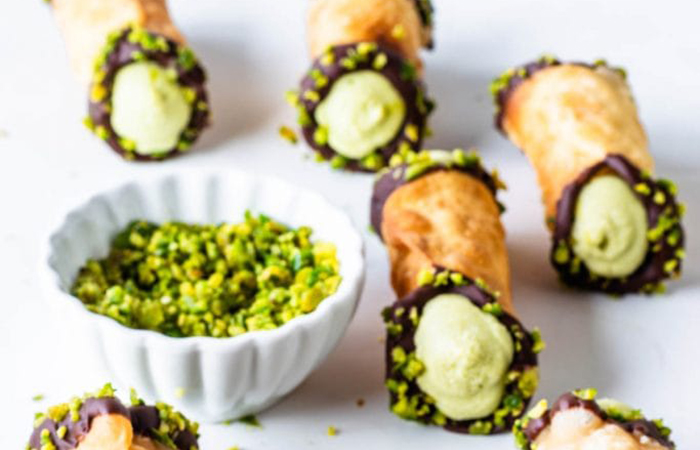 Cannoli rellenos de crema de pistacho Cannoli de pistacho