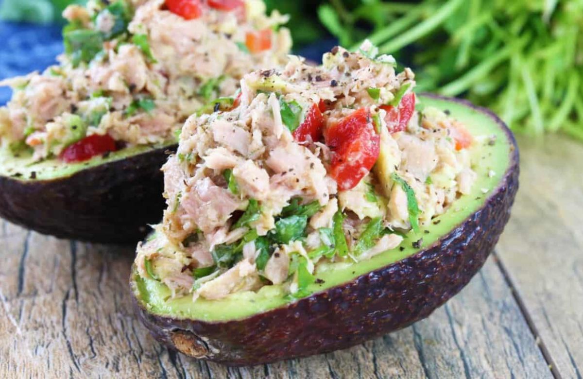 Aguacates rellenos de atún, tiras de pimiento asado y cilantro Recetas rápidas con atún: Aguacates rellenos