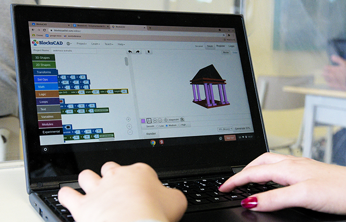 trabajo con portátil en el aula Colegio Lope de Vega: proyecto digital