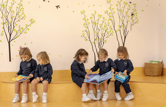 Niños de Infantil mirando libros Colegio Highlands Infantil