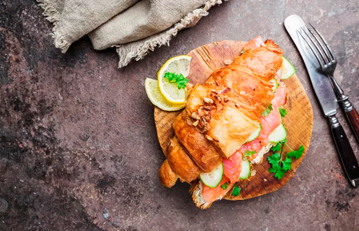 Bollo de hojaldre relleno de salmón ahumado y rodajitas de pepino Cruasanes con salmón ahumado